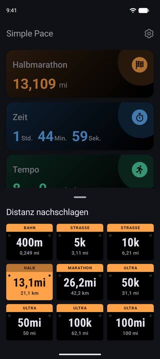 Die Auswahl der Renndistanzen im Dunkelmodus, gestaltet als Startnummern: 400m, 5k, 10k, Halbmarathon, Marathon sowie die Ultramarathons über 50k, 50 Meilen, 100k und 100 Meilen.