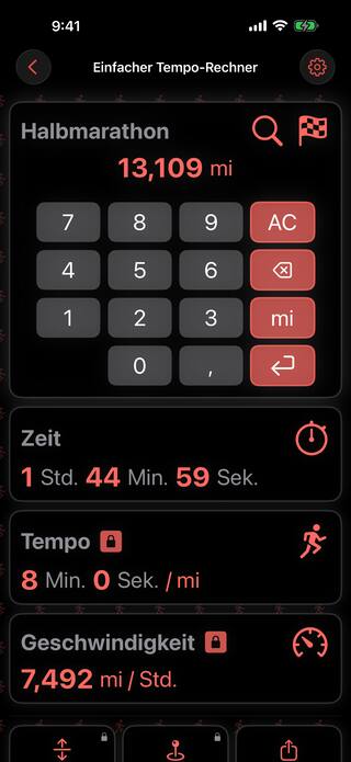 Die Distanz-Karte im Dunkelmodus mit geöffnetem Ziffernblock: eingegeben wird ein Halbmarathon über 13,109 Meilen, während das Tempo bei 8:00 pro Meile festgehalten wird und die Zeit auf 1:44:59 neu berechnet wird.