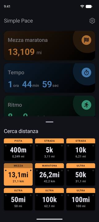 L'elenco delle distanze di gara in modalità scura, disposto come una serie di pettorali: 400m, 5k, 10k, mezza maratona, maratona e le ultramaratone da 50k, 50 miglia, 100k e 100 miglia.