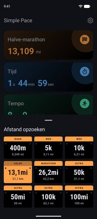 De lijst met wedstrijdafstanden in de donkere modus, weergegeven als startnummers: 400m, 5k, 10k, halve-marathon, marathon en de ultra-marathons van 50k, 50 mijl, 100k en 100 mijl.