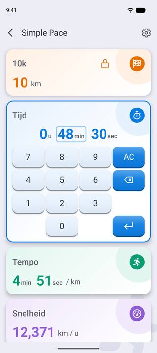 De tijdkaart geopend met het cijferblok, waarbij 48 minuten en 30 seconden voor een 10k wordt ingevoerd en het tempo wordt bijgewerkt naar 4:51 per kilometer.