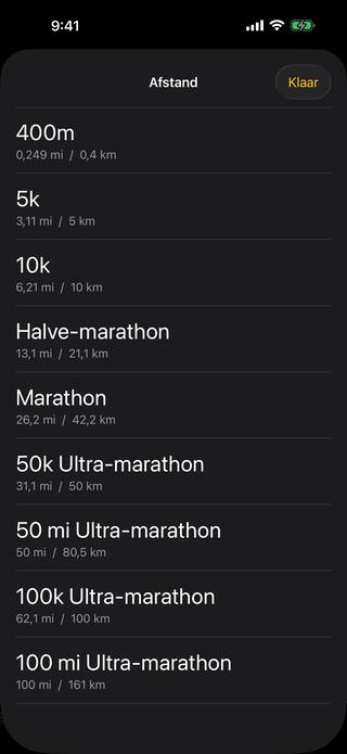 De lijst met wedstrijdafstanden: 400m, 5k, 10k, halve-marathon, marathon en de ultra-marathons van 50k, 50 mijl, 100k en 100 mijl, elk weergegeven in zowel mijlen als kilometers.
